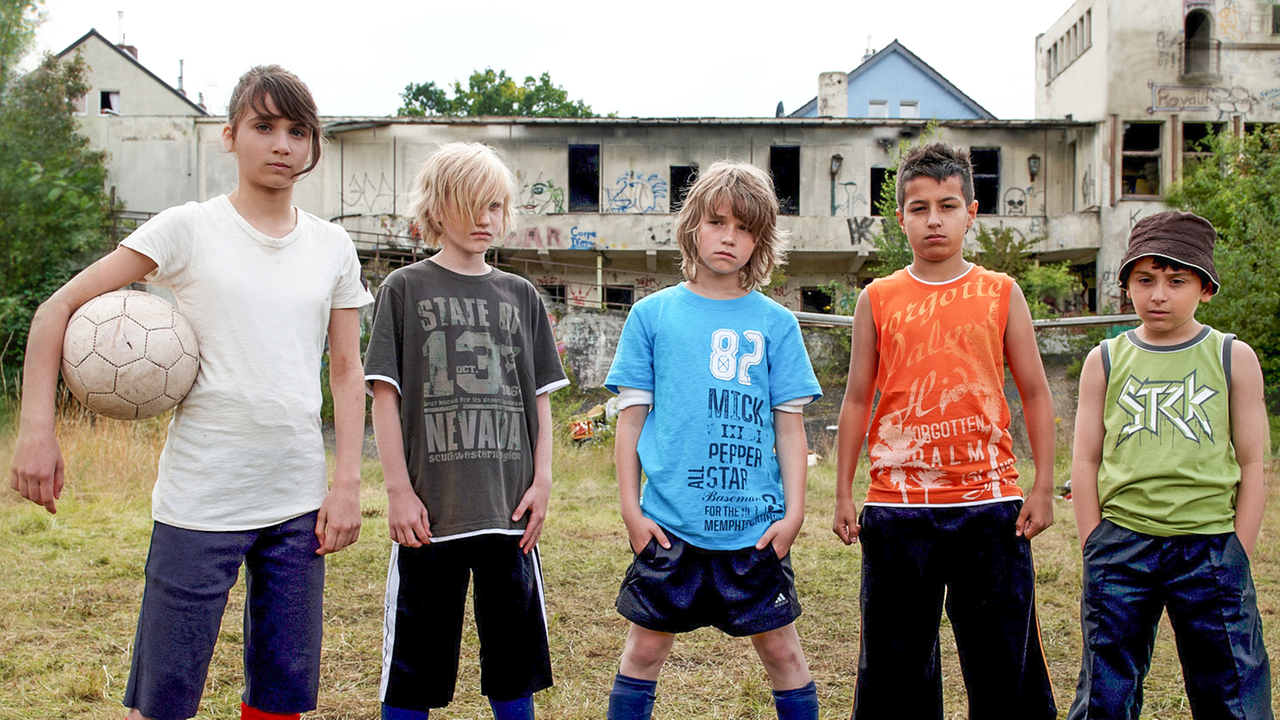 Noch sind die Teufelskicker nur zu fünft - sie brauchen für das Turnier aber elf Spieler. (v.li. Catrina: Cosima Henman; Niko: Sammy Schheuritzel; Moritz: Henry Horn, Mehmet: Yassine Gourar: Enes: Kaan Aydogdu)