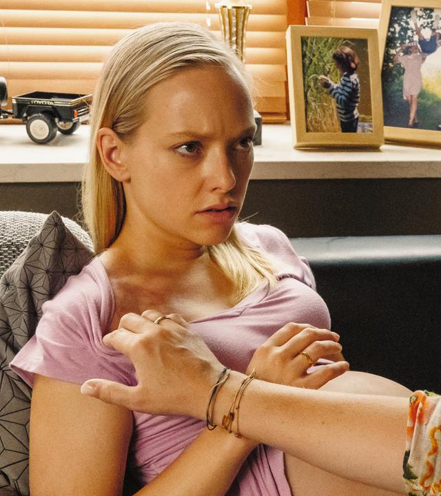 Auf einem Sofa liegt die hochschwangere Sandra Werner (Judith Neumann). Lena Lorenz (Judith Hoersch) sitzt vor ihr und entdeckt Hämatome am Hals.