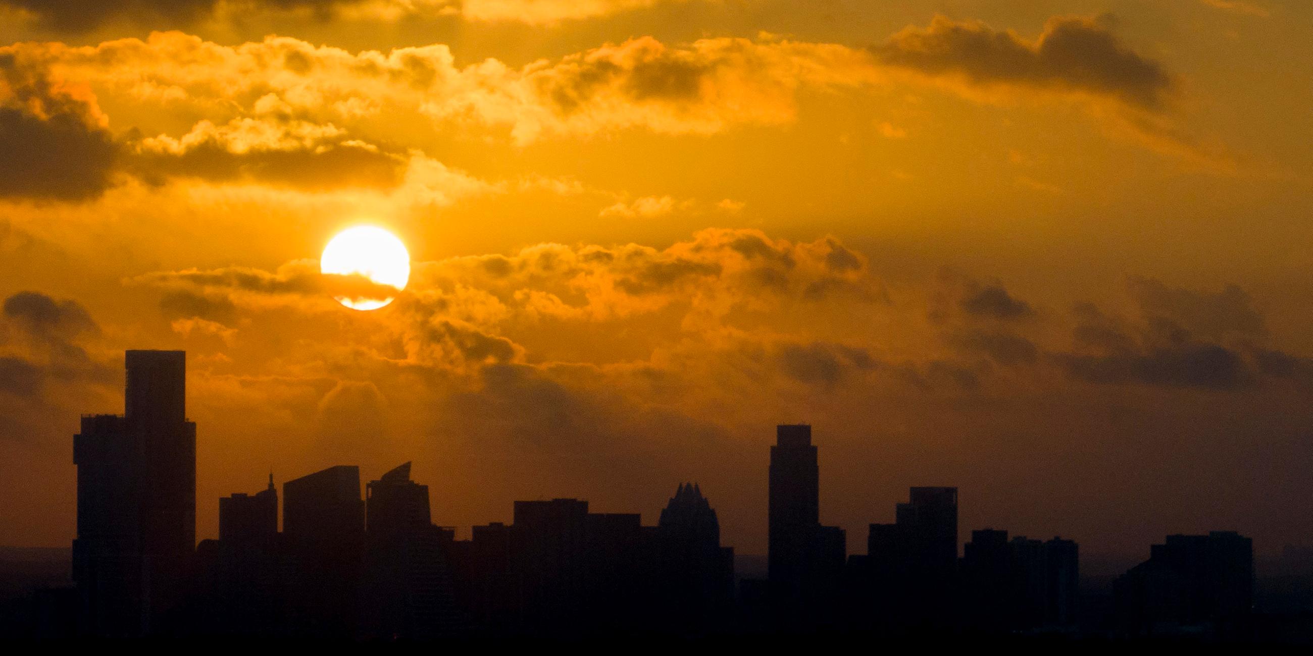 Die Sonne geht auf über der Skyline von Austin, Texas.