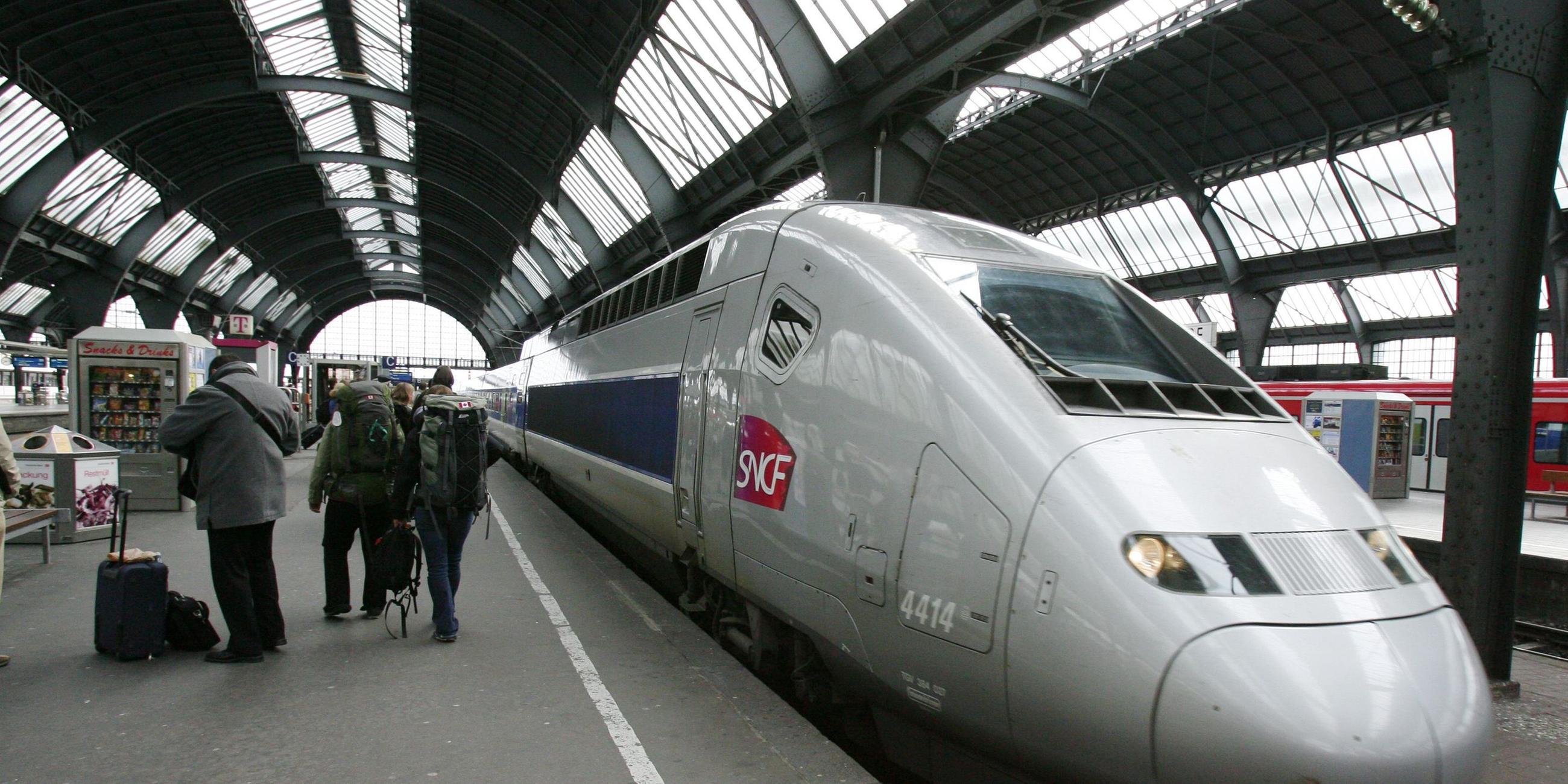 TGV im Bahnhof Karlsruhe 