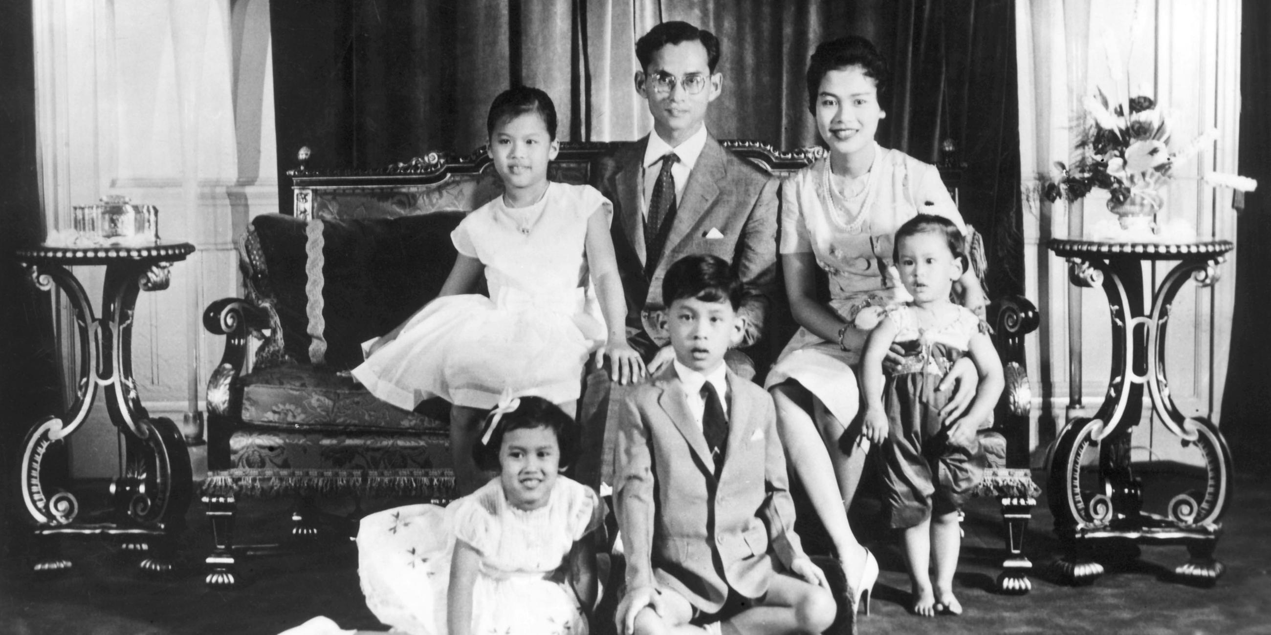 Thailand - König Bhumibol und Königin Sirikit mit ihren Kindern
