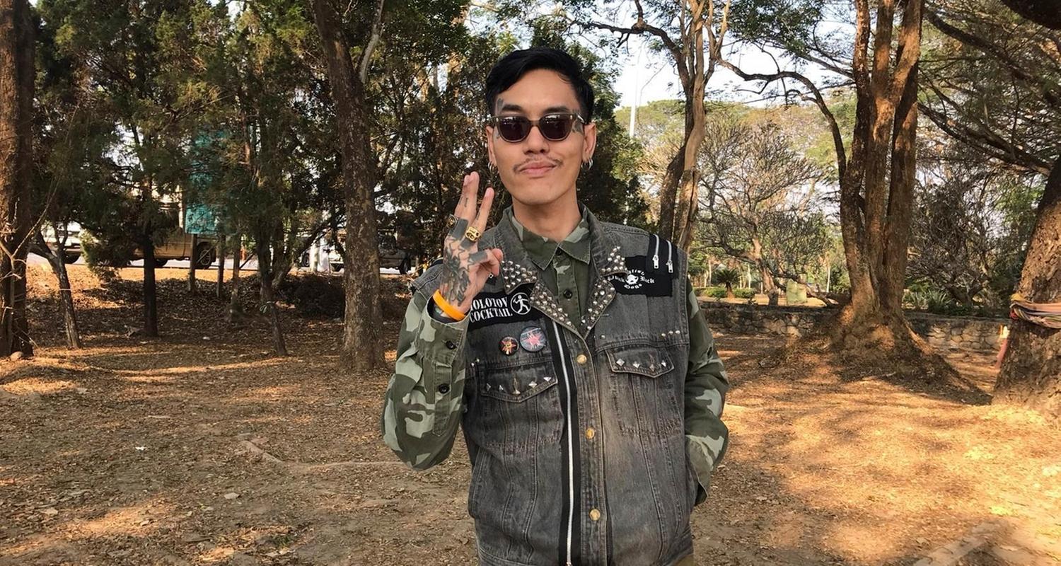 Der politische Aktivist Mongkhon Thirakot zeigt den Drei-Finger-Gruß