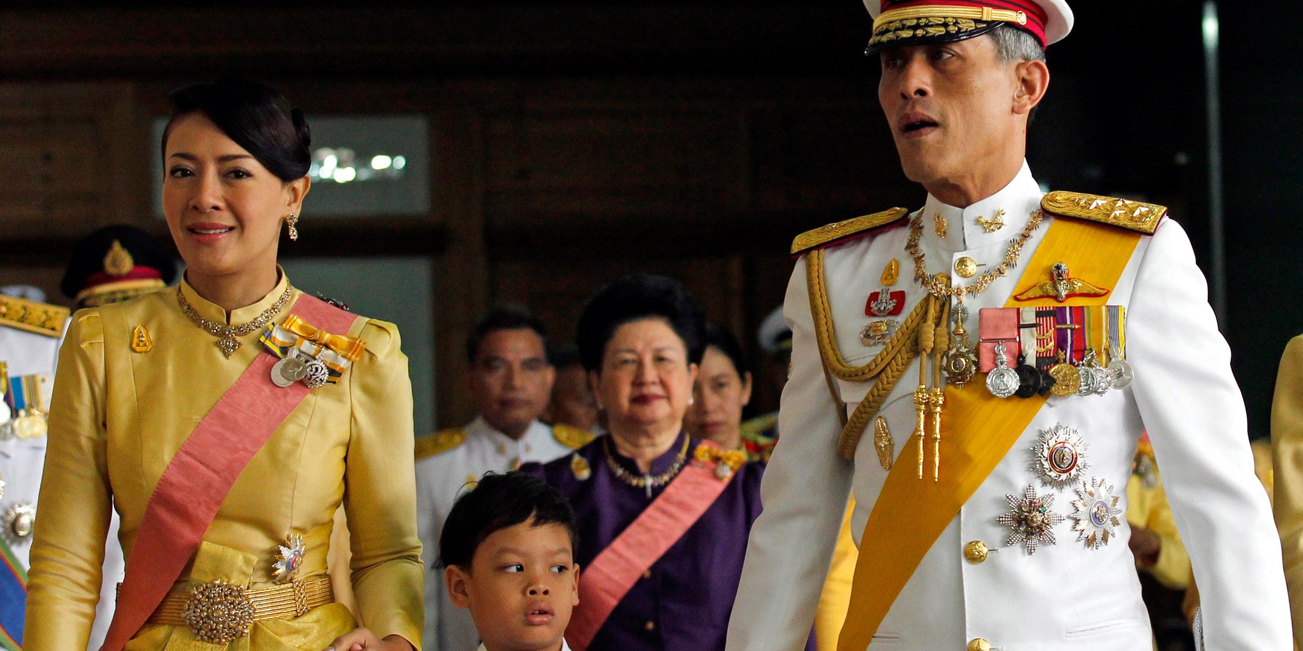 Thailand - Kronprinz Maha Vajiralongkorn seine damalige Frau Prinzessin Srirasmi und Sohn