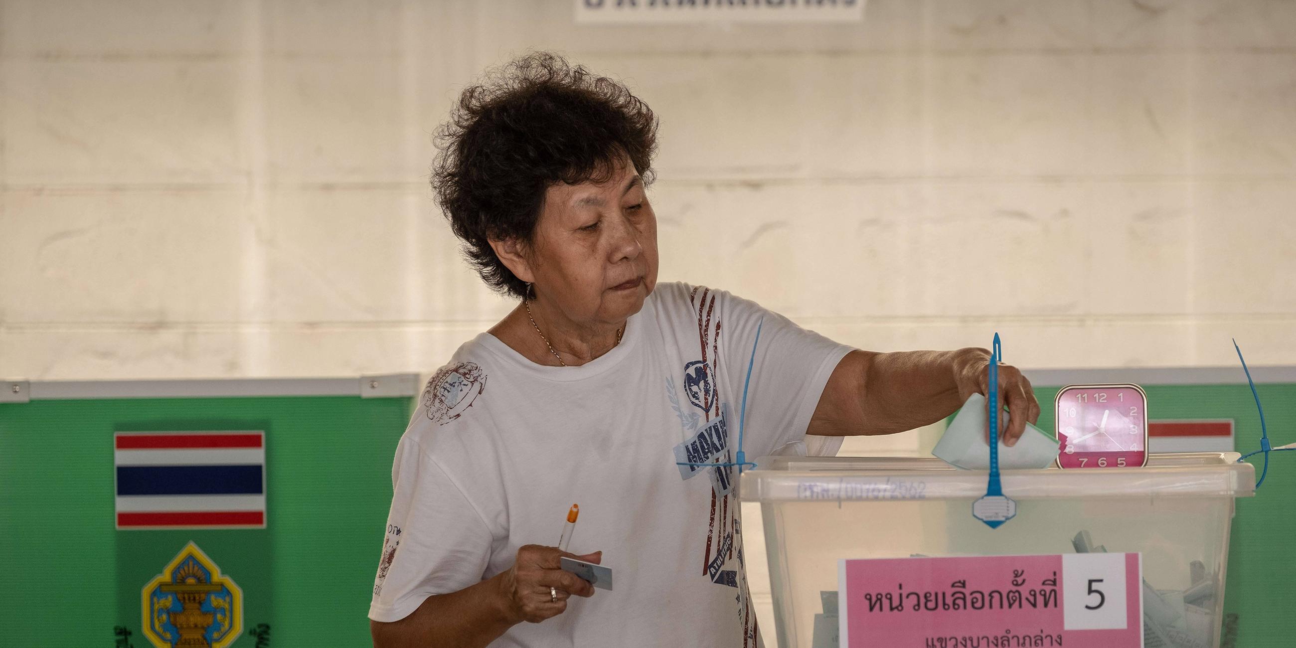 Thailändische Frau bei der Stimmabgabe