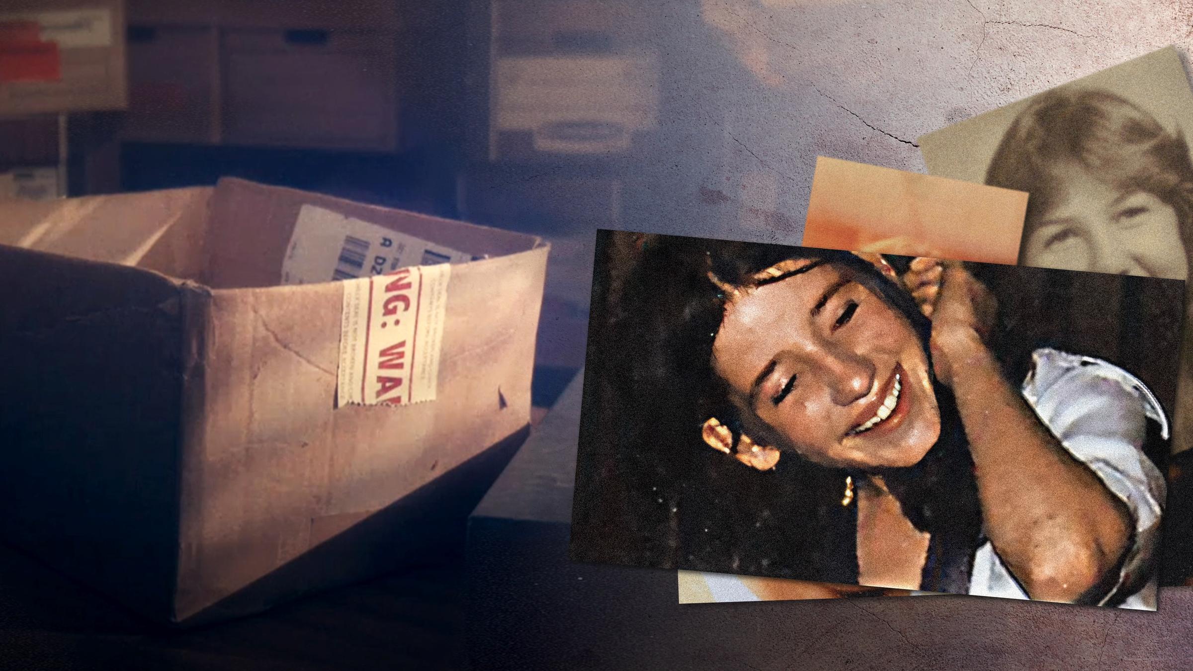 Links eine offene Pappbox, im Hintergrund viele weitere Boxen, schummeriges Licht. Foto von Pamela Maurer. Sie hält ihren Kopf schräg und lächelt mit halb geschlossenen Augen.
