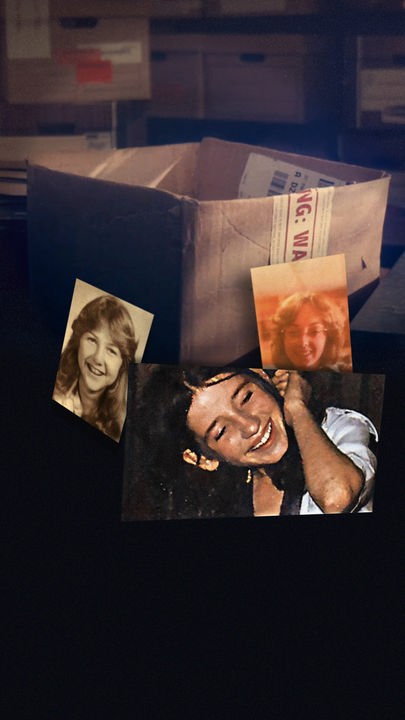 Eine offene Pappbox, im Hintergrund viele weitere Boxen, schummeriges Licht. Neben der Box liegen mehrere Fotos junger Frauen.