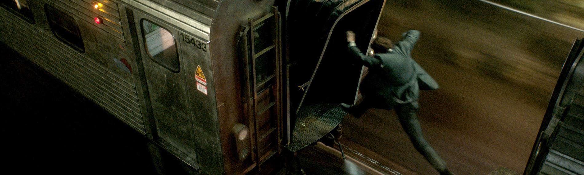 Michael MacCauley (Liam Neeson) springt bei voller Fahrt von einem Zugwaggon auf den nächsten.