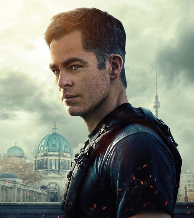 "The Contractor - Spezialeinsatz Berlin": Fotomontage: Hinter der Porträtaufnahme von James (Chris Pine) in schwarzem T-Shirt und mit Schutzweste ist der Berliner Dom und der Fernsehturm abgebildet.