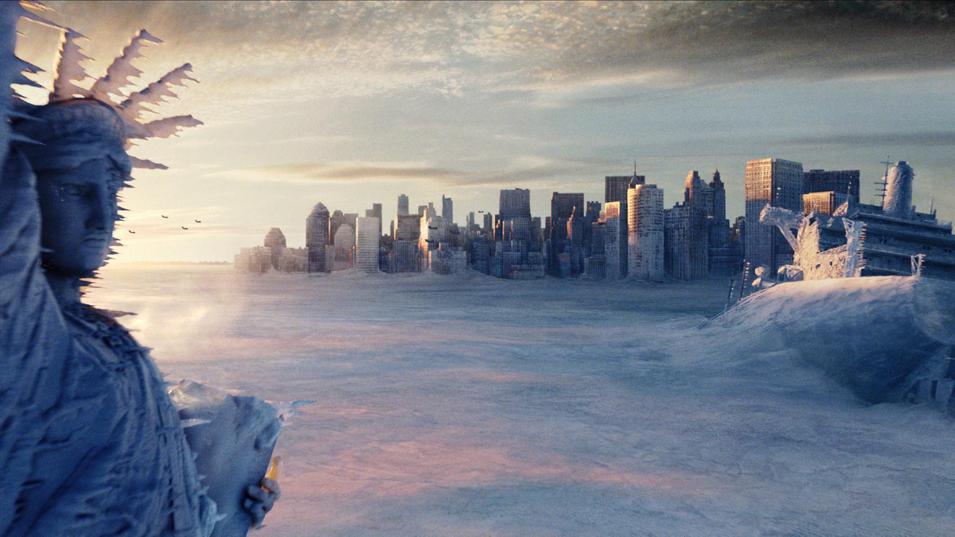 Die Filmszene zeigt die zugefrorene Freiheitsstatue vor den mit Eis bedeckten Wolkenkratzern von New York.