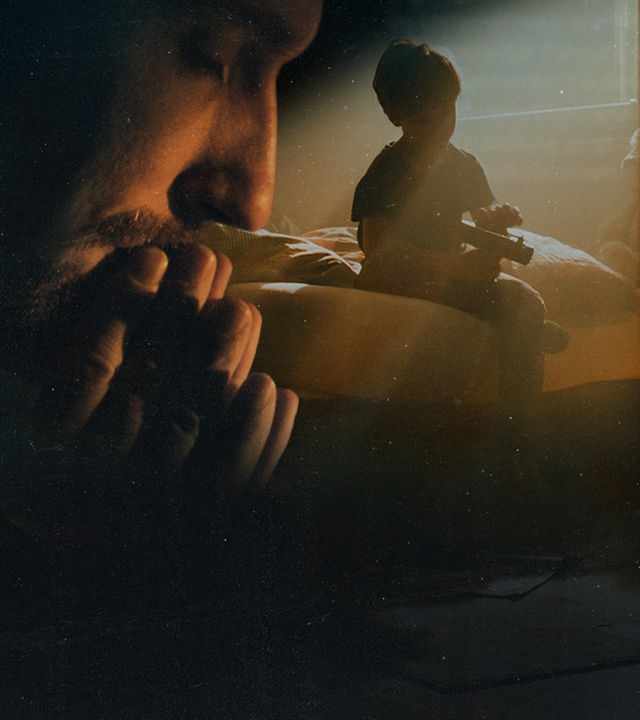 Lea-Sophie Cramer steht rechts im Bild und schaut in die Kamera.