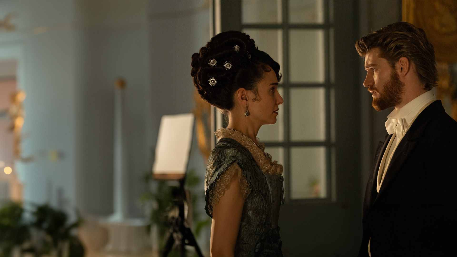 "The Forsytes - Familie verpflichtet": Frances (Tuppence Middleton) und Jolyon Jr. (Danny Griffin) stehen sich in einem Zimmer gegenüber. Die beiden blicken sich fragend an.