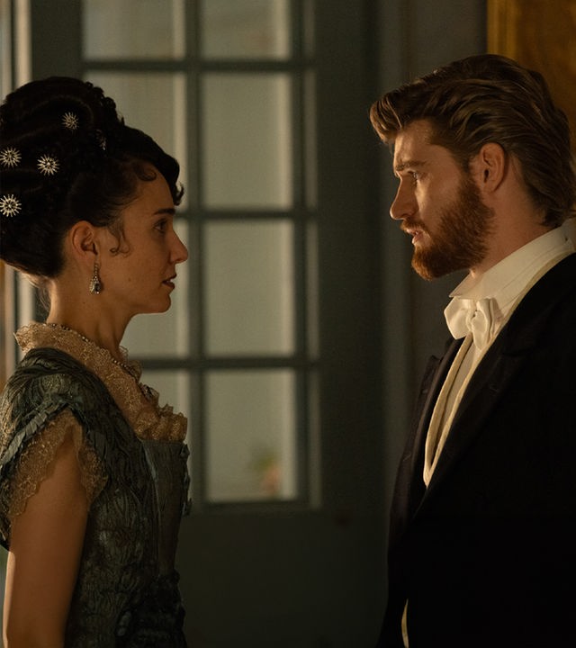 "The Forsytes - Familie verpflichtet": Frances (Tuppence Middleton) und Jolyon Jr. (Danny Griffin) stehen sich in einem Zimmer gegenüber. Die beiden blicken sich fragend an.