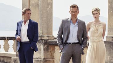 Richard Roper (Hugh Laurie, l.), Jonathan Pine (Tom Hiddleston, 2.v.l.), Jed (Elizabeth Debicki, M.), Angela Burr (Olivia Colman, 2.v.r.) 