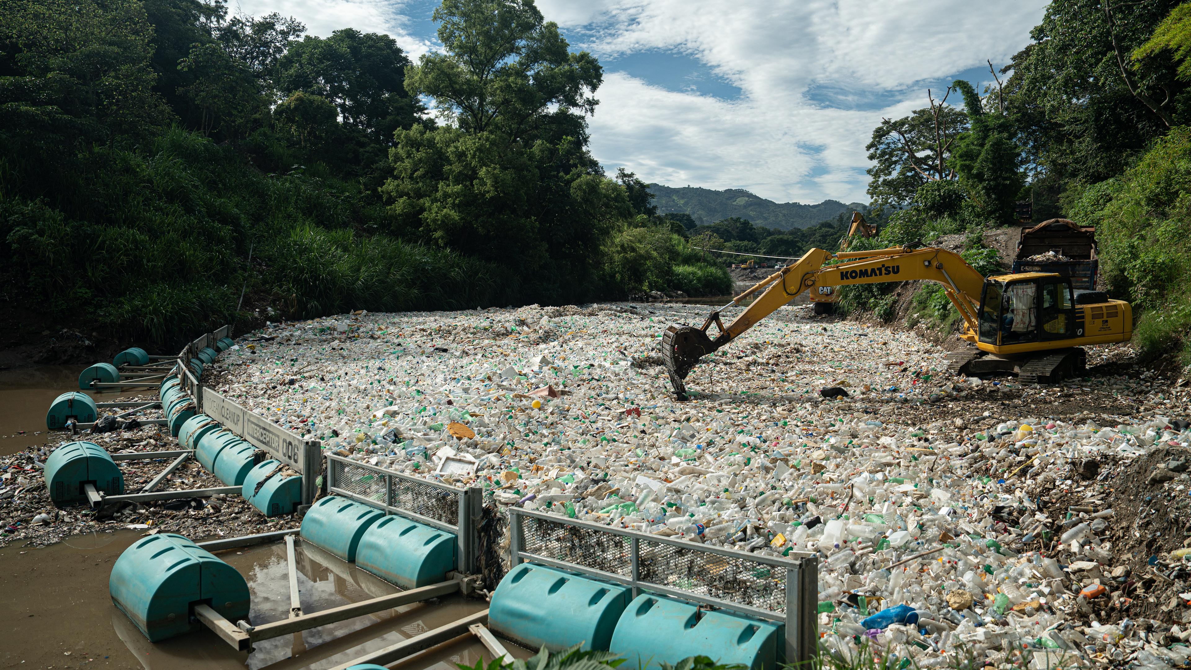 Die Organisation The Ocean Cleanup holt Müll aus dem Fluss Las Vacas in Guatemala.