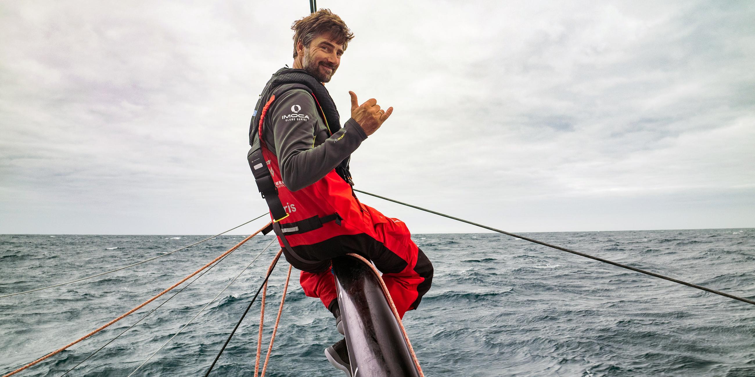 03.03.202: Skipper Boris Herrmann sitzt optimistisch auf einem Ausleger der Malizia-Seaexplorer