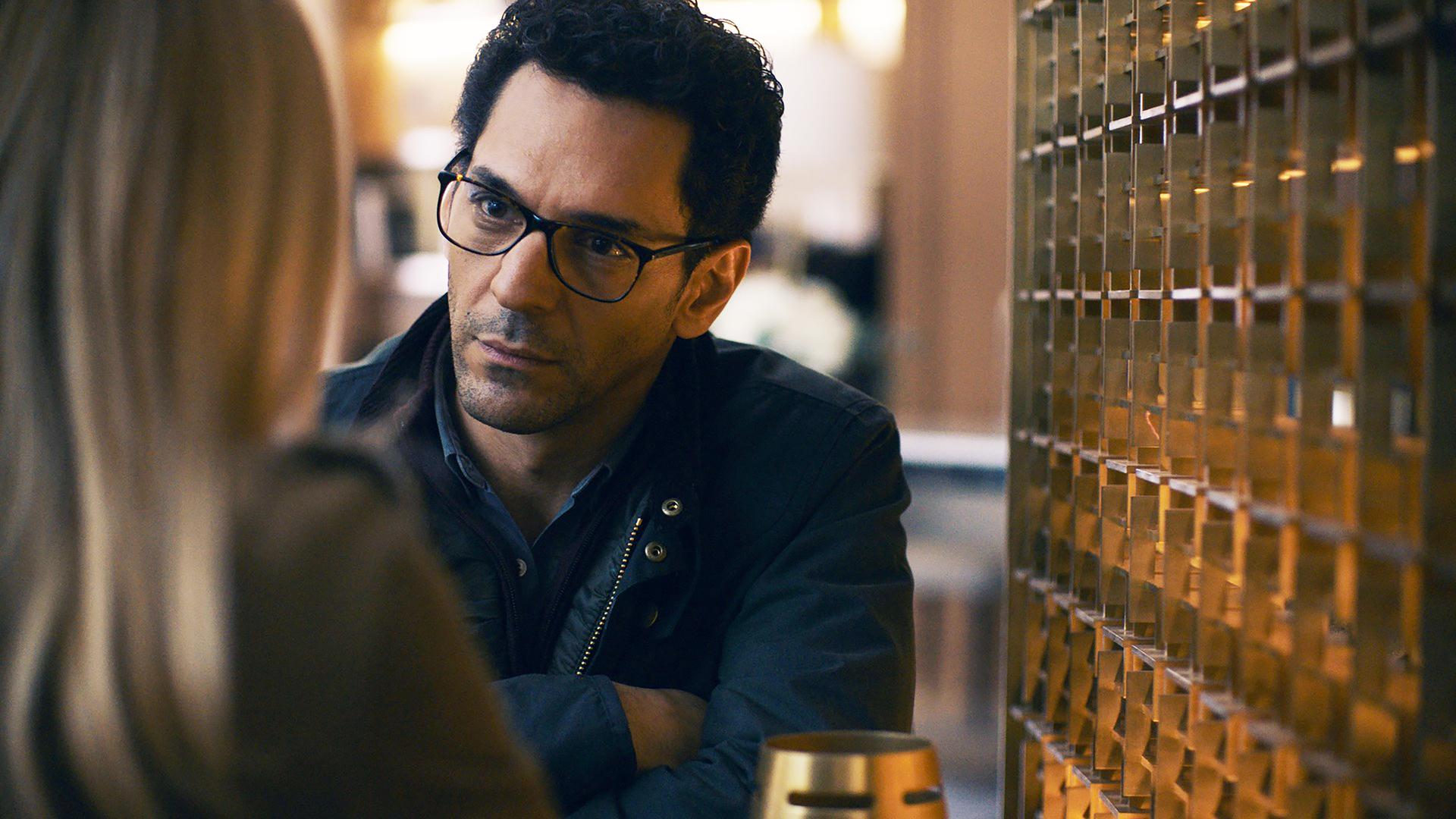 "The Perfect Mother - Der Anruf kommt in der Nacht": Der Rechtsanwalt Vincent (Tomer Sisley ) sitzt mit Hélène (Julie Gayet) bei Tag in einem Pariser Café.