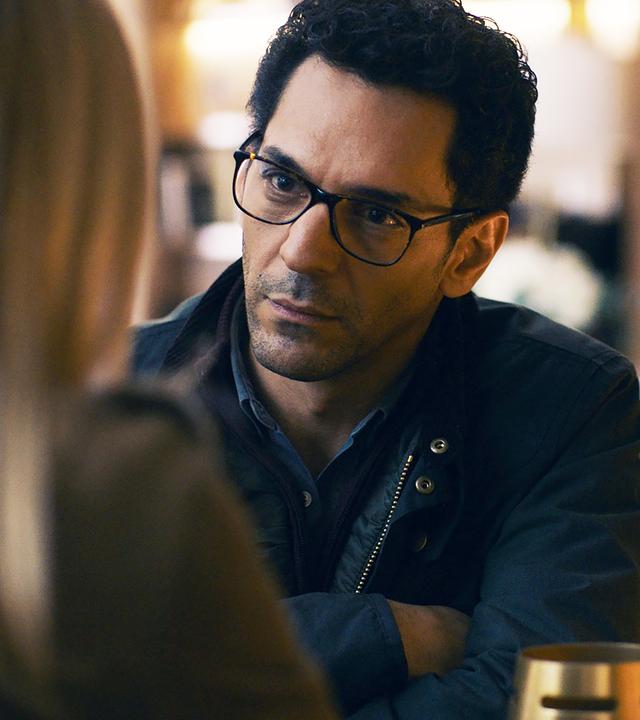 "The Perfect Mother - Der Anruf kommt in der Nacht": Der Rechtsanwalt Vincent (Tomer Sisley ) sitzt mit Hélène (Julie Gayet) bei Tag in einem Pariser Café.