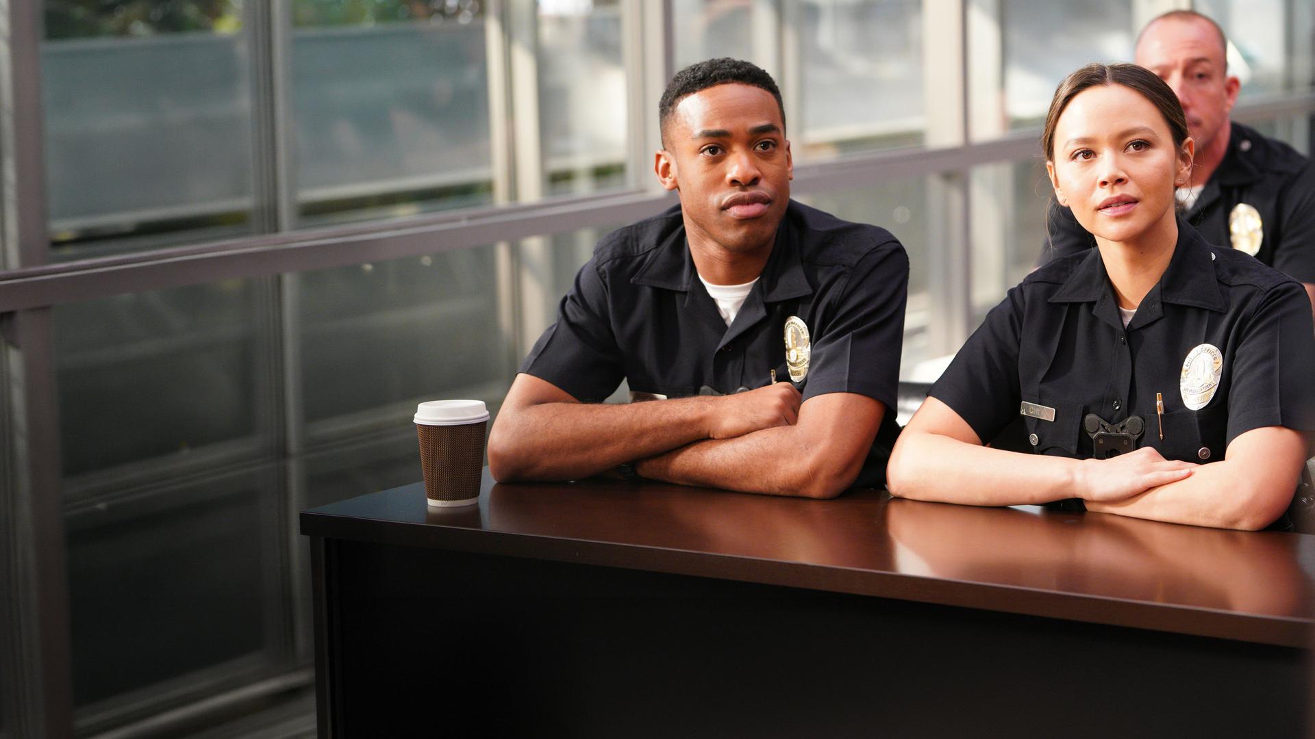"The Rookie - Aufarbeitung": Lucy Chen (Melissa O´Neil) und Jackson West (Titus Makin Jr.) sitzen nebeneinander und blicken in die Ferne.