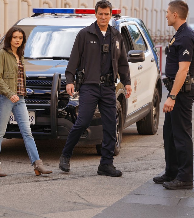 "The Rookie - Damals und Heute": Abigail (Madeleine Coghlan) betritt zusammen mit John Nolan (Nathan Fillion) und Tim Bradford (Eric Winter) einen Tatort.