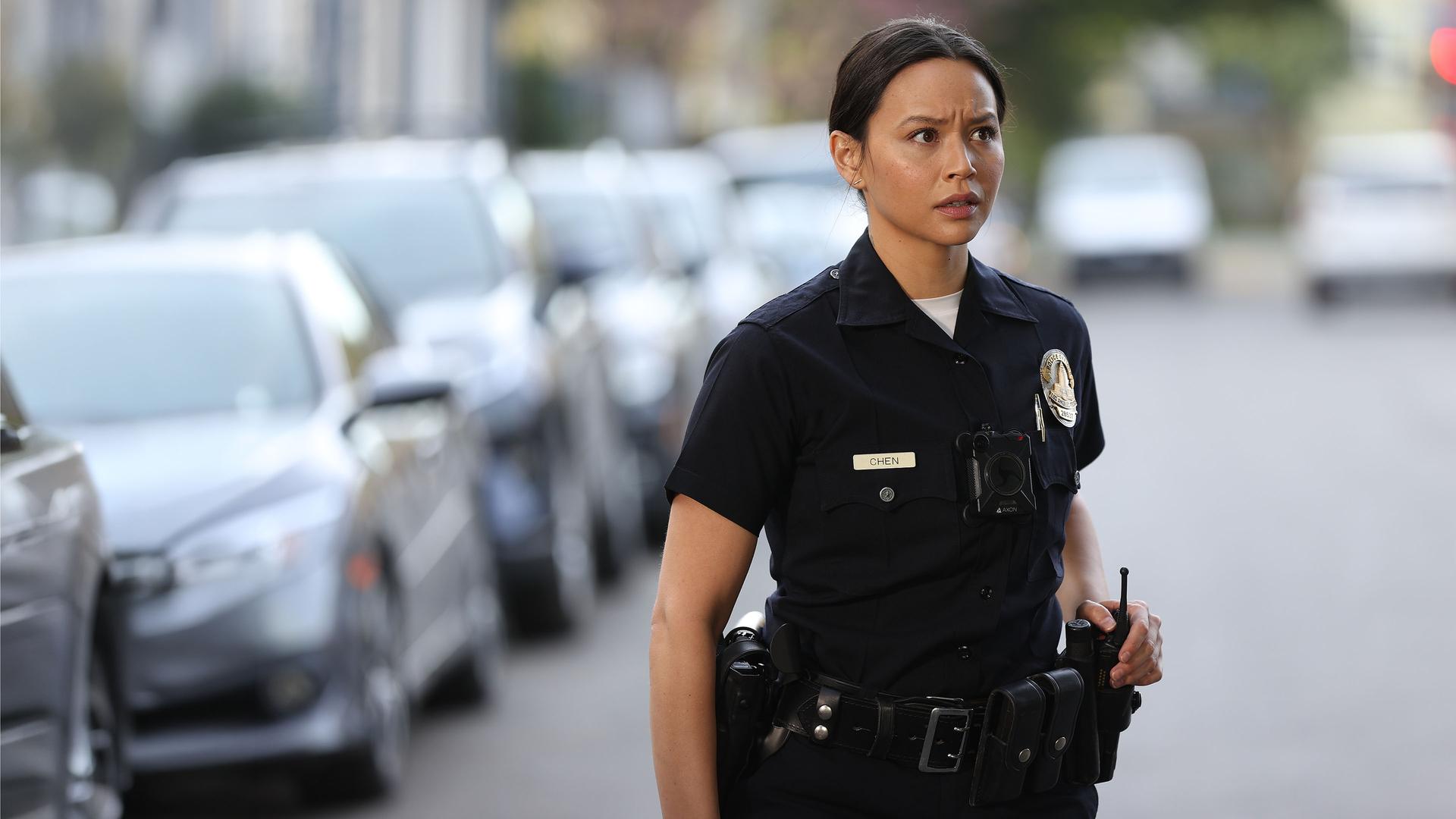 "The Rookie - Feuertaufe": Chen (Melissa O`Neil) steht auf einer Straße und schaut konzentriert in die Ferne.