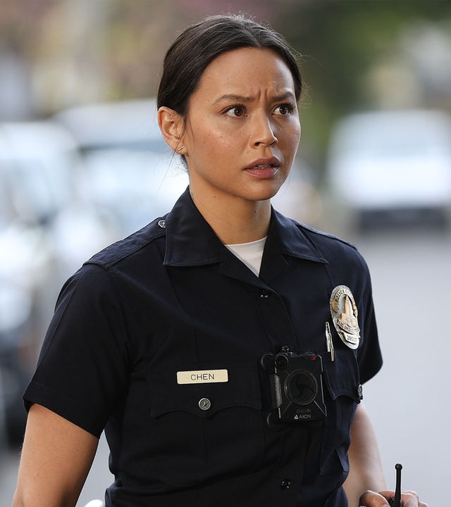 "The Rookie - Feuertaufe": Chen (Melissa O`Neil) steht auf einer Straße und schaut konzentriert in die Ferne.