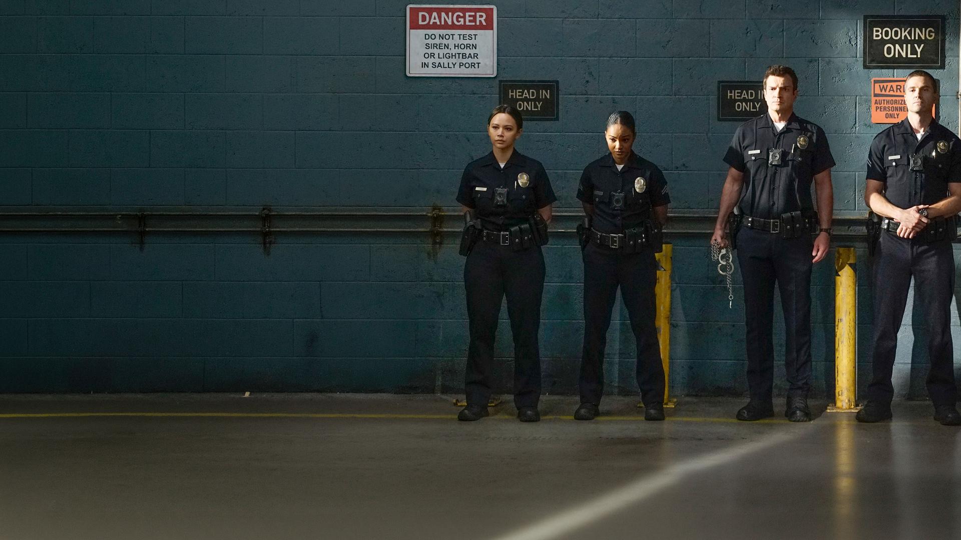 "The Rookie - Lebenslänglich": Lucy Chen (Melissa O’Neil), Nyla Harper (Mekia Cox), John Nolan (Nathan Fillion) und Tim Bradford (Eric Winter) stehen nebeneinander wartend in der Tiefgarage.
