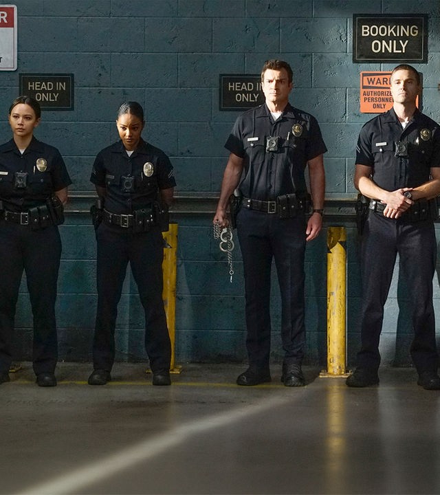 "The Rookie - Lebenslänglich": Lucy Chen (Melissa O’Neil), Nyla Harper (Mekia Cox), John Nolan (Nathan Fillion) und Tim Bradford (Eric Winter) stehen nebeneinander wartend in der Tiefgarage.