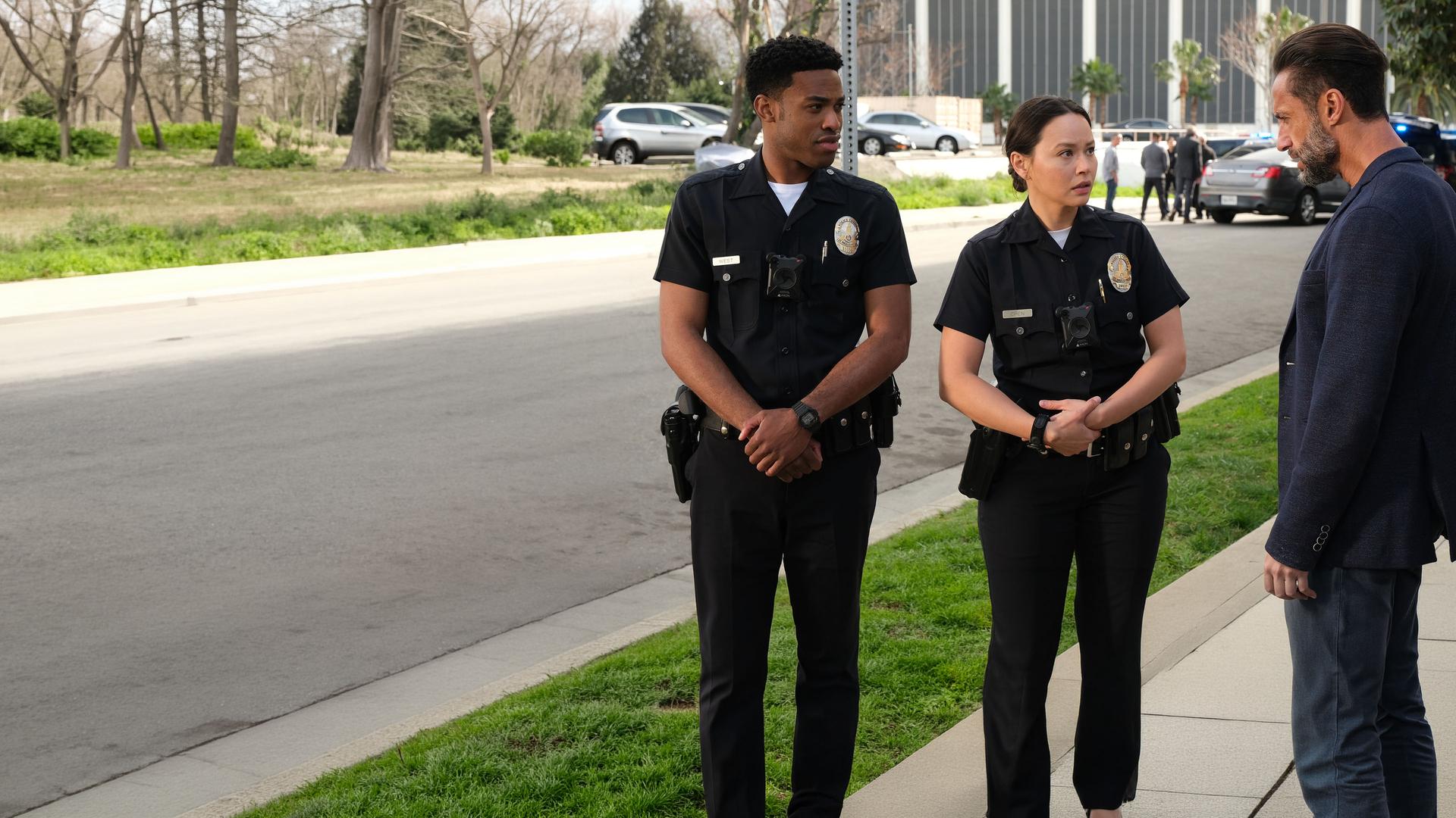 "The Rookie - Licht und Schatten": Chen (Melissa O´Neil) und West (Titus Makin Jr.) stehen mit verschränkten Armen neben Detective Caradine (Kamar de los Reyes) am Straßenrand und schauen ihn aufmerksam an.