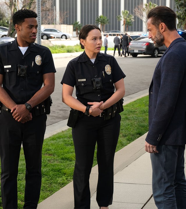 "The Rookie - Licht und Schatten": Chen (Melissa O´Neil) und West (Titus Makin Jr.) stehen mit verschränkten Armen neben Detective Caradine (Kamar de los Reyes) am Straßenrand und schauen ihn aufmerksam an.