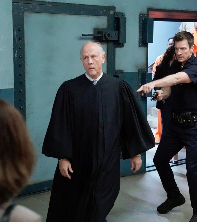 “The Rookie - Zeit der Angst“: Der Richter Stevens (Jim Ortlieb) wird von John Nolan (Nathan Fillion) festgenommen.