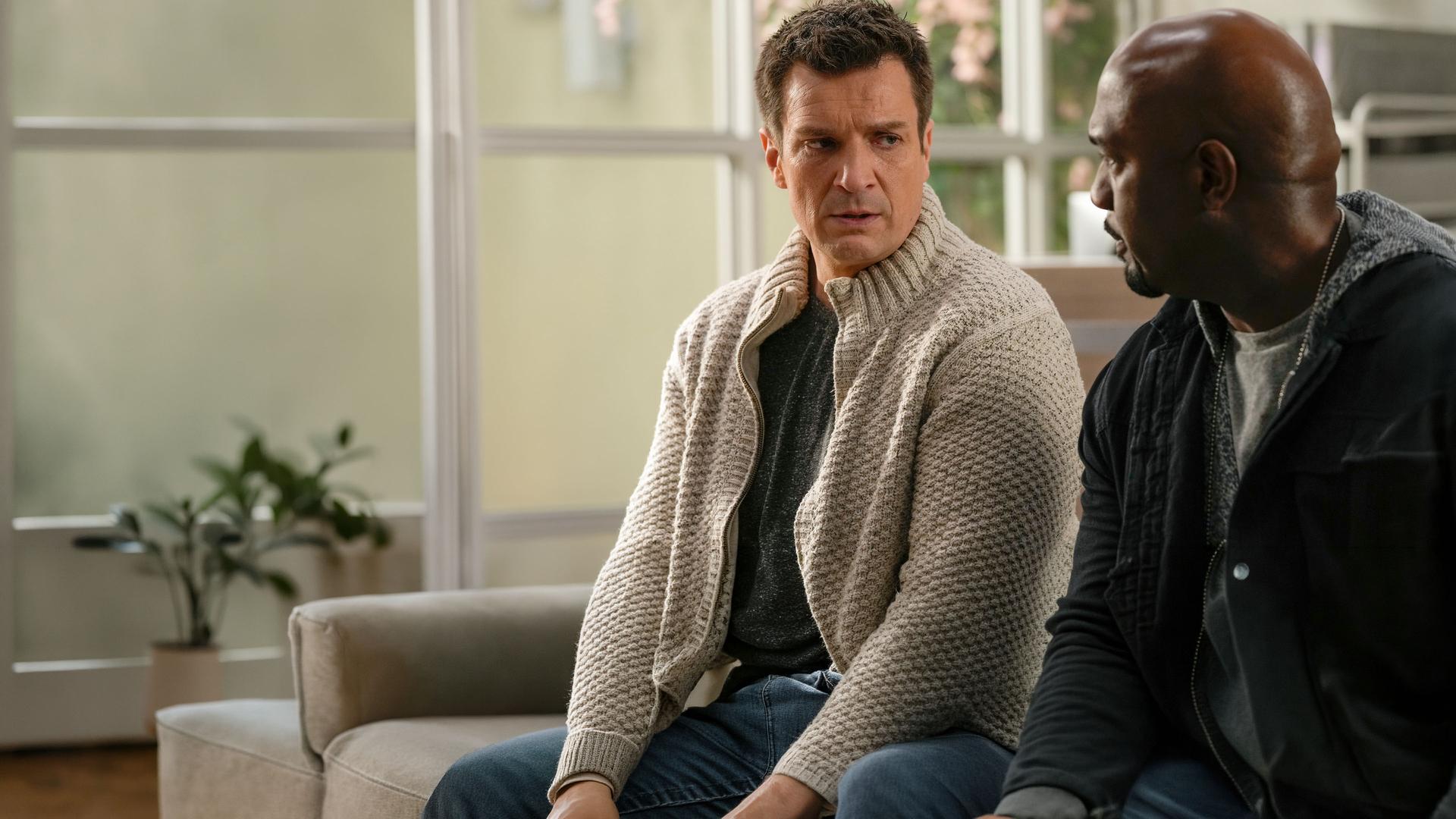 "The Rookie - Gebrochene Herzen": Jackson West (Titus Makin Jr.) und Angela Lopez (Alyssa Diaz) sind in einem Krankenhaus und stehen in dem Zimmer eines Patienten.