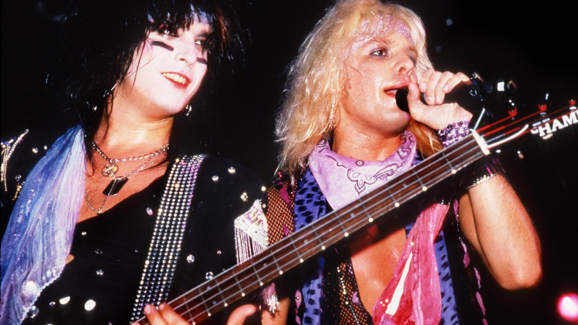 Sixx, Nikki und Vince Neil - bei Auftritt von Mötley Crüe 1985.