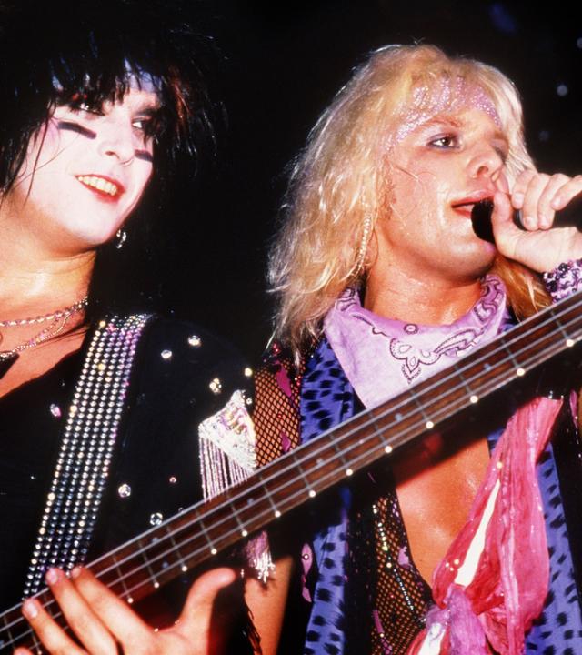 Sixx, Nikki und Vince Neil - bei Auftritt von Mötley Crüe 1985.