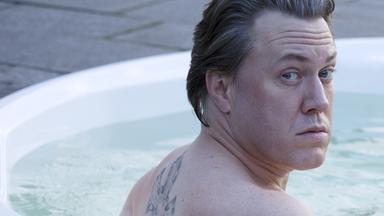 "The Team (1)": Marius Loukauskis (Nicholas Ofczarek) sitzt im Whirlpool und schaut sich skeptisch zur Seite um.