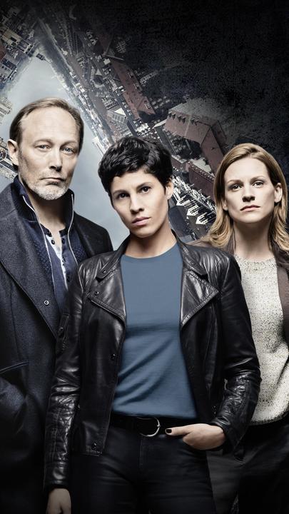 "The Team (1)": Teamaufnahme von Harald Bjørn (Lars Mikkelsen), Jackie Mueller (Jasmin Gerat) und Alicia Verbeek (Veerle Baetens).