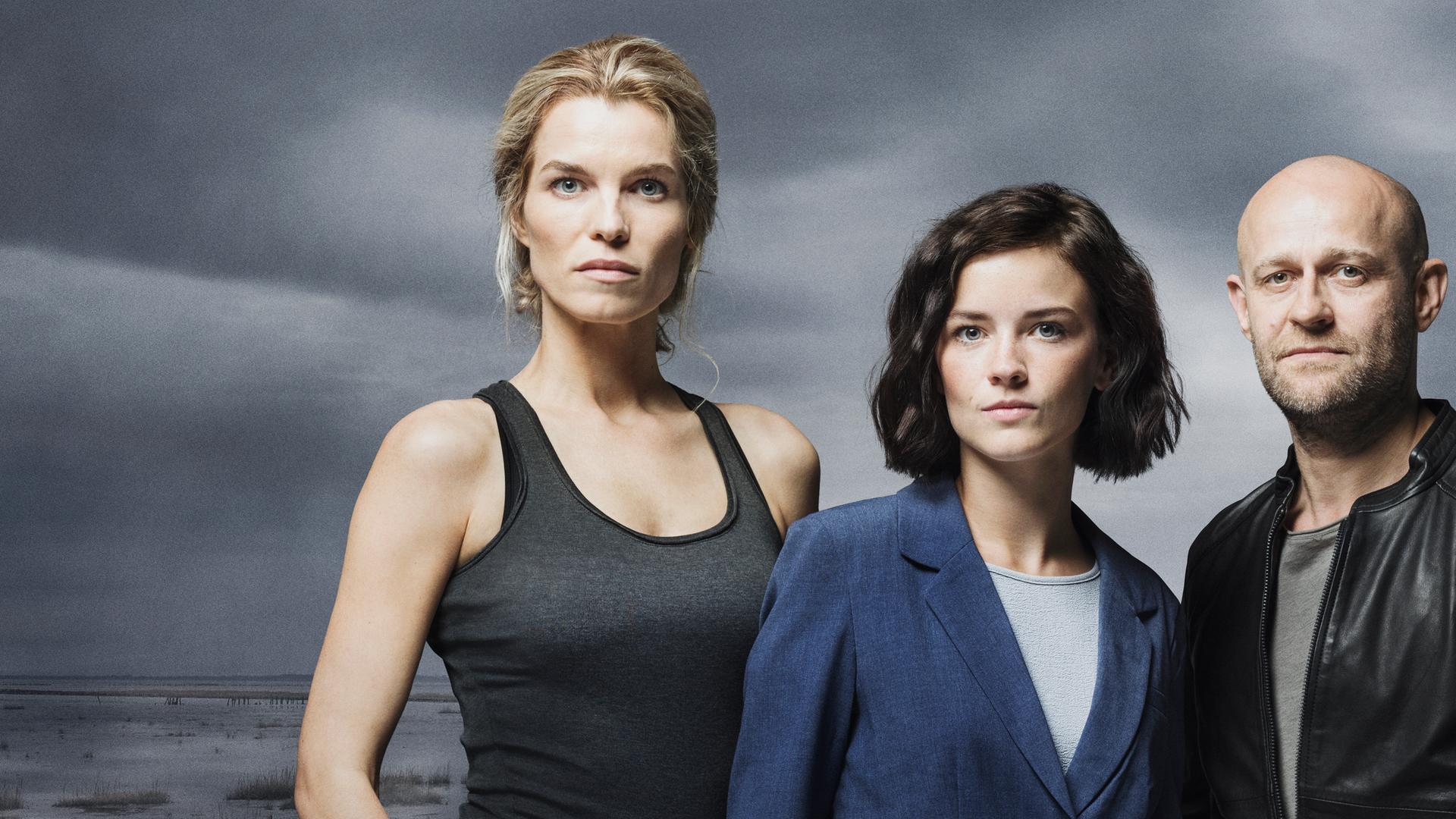 "The Team II": Die Ermittler Nelly Winther (Marie Bach Hansen), Paula Liekens (Lynn Van Royen) und Gregor Weiss (Jürgen Vogel) schauen in die Kamera