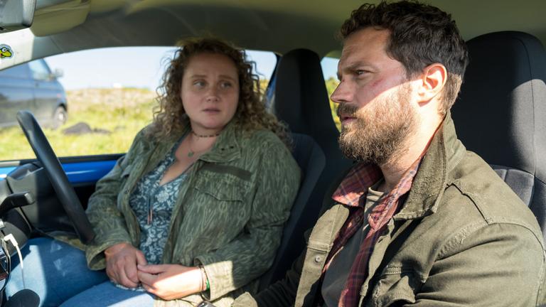 "The Tourist - Irisches Blut: Die Kinder von Lir": Elliot (Jamie Dornan) und Helen (Danielle Macdonald) sitzen in einem Kleinwagen und unterhalten sich.