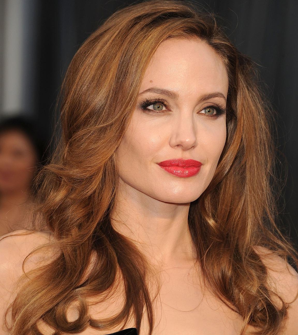 "The True Story of Angelina Jolie": Großaufnahme von Angelina Jolies Gesicht.