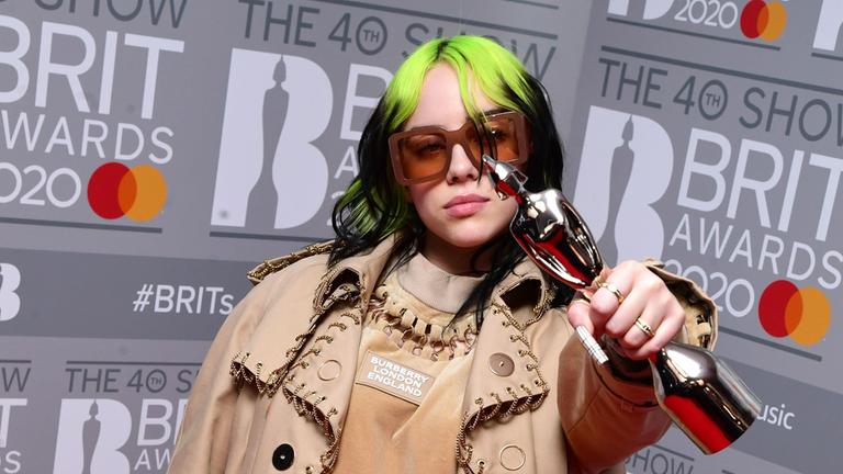 Billie Eilish zeigt den Brit Award for Best International Female 2020 in die Kamera