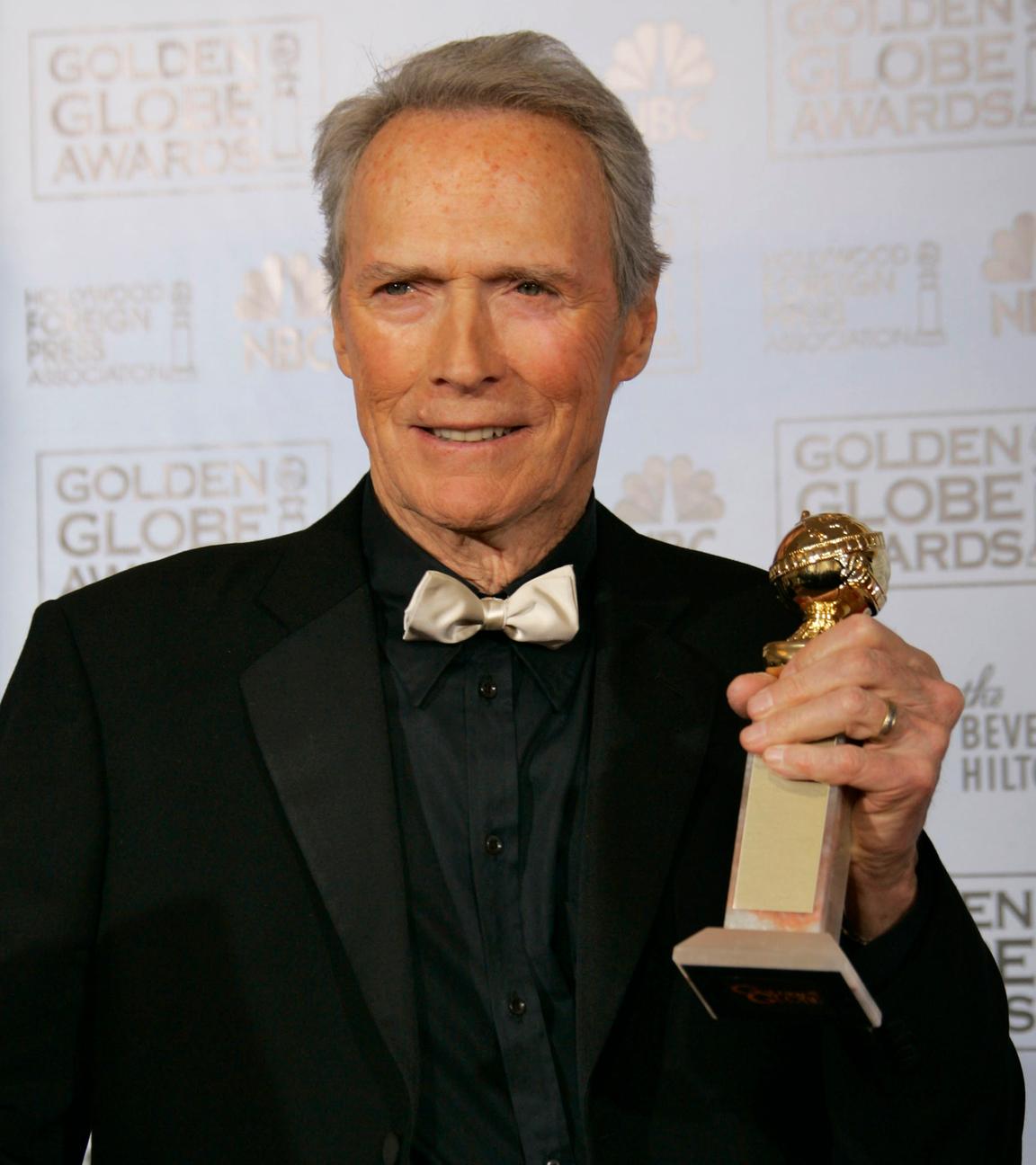 Clint Eastwood mit einem Golden Globe in der linken Hand, Archiv 2007.