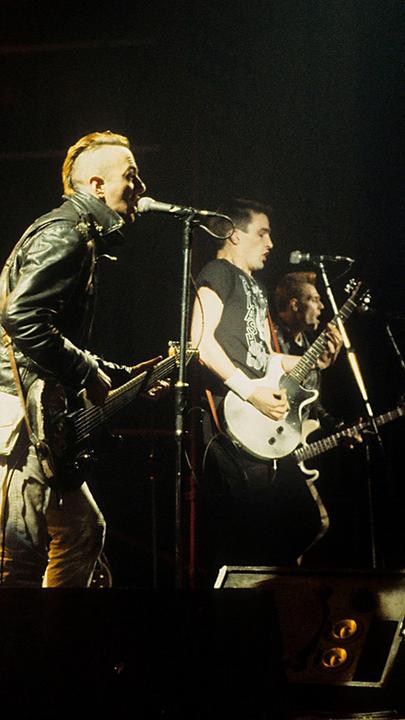 Vince White, Joe Strummer, Nick Sheppard und Paul Simonon von The Clash live bei einem Konzert der Out of Control -Tour in der Brixton Academy. London