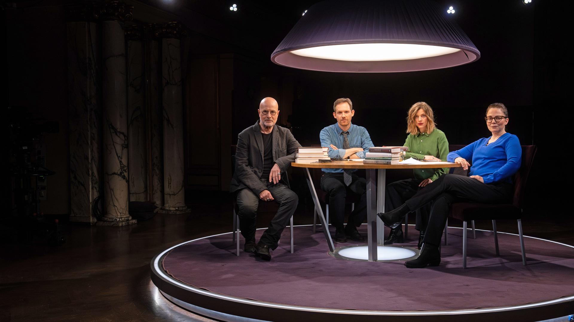 Der Schauspieler und Autor Christian Berkel, der Literaturkritiker Xaver von Cranach und die Kulturjournalistin Marlene Knobloch sitzen mit Gastgeberin Thea Dorn am Tisch des Literarischen Quartetts im Foyer des Berliner Ensembles.