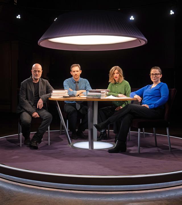 Der Schauspieler und Autor Christian Berkel, der Literaturkritiker Xaver von Cranach und die Kulturjournalistin Marlene Knobloch sitzen mit Gastgeberin Thea Dorn am Tisch des Literarischen Quartetts im Foyer des Berliner Ensembles.