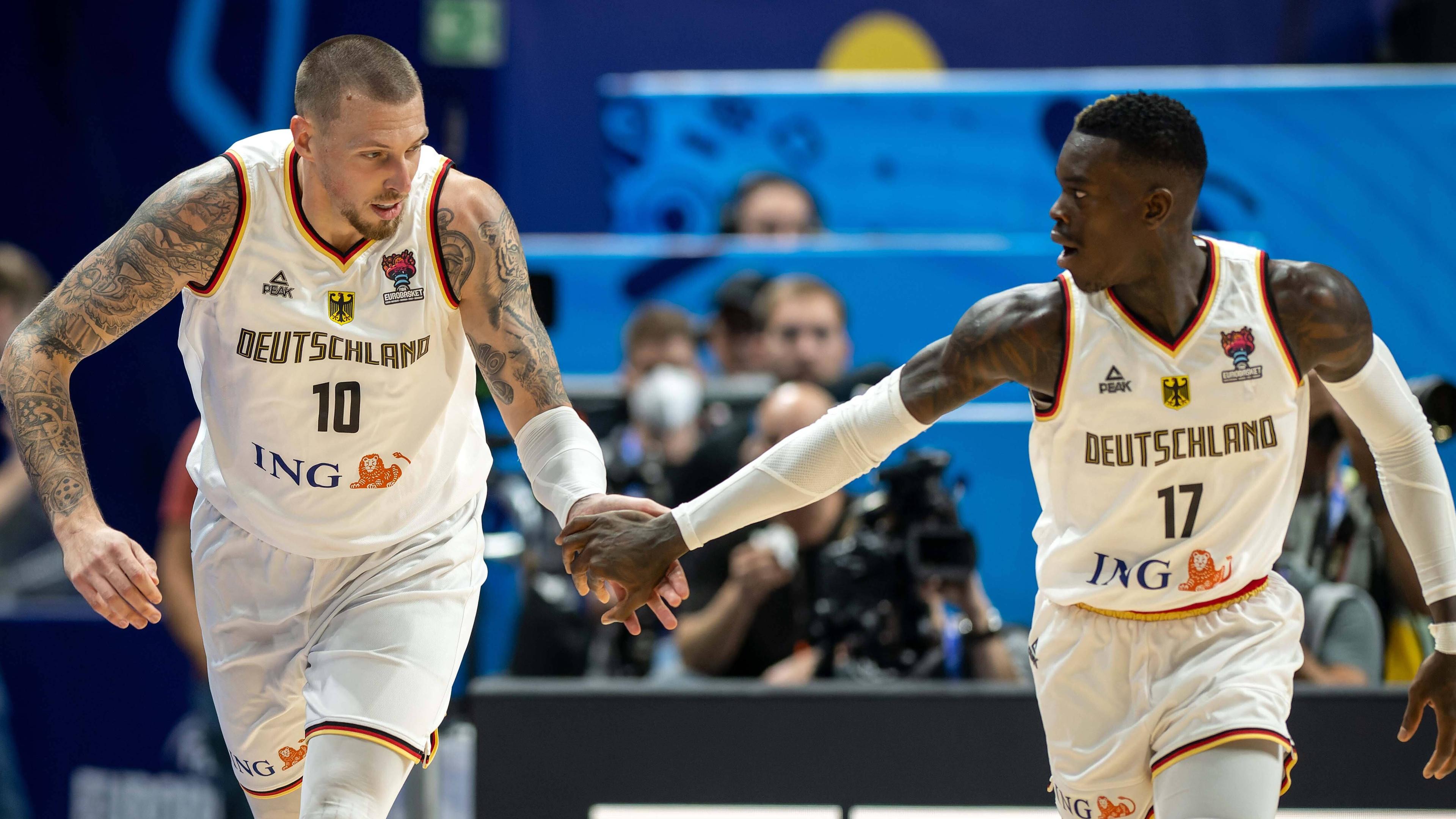 Eurobasket 2022, Viertelfinale Deutschland - Griechenland: Daniel Theis (links) und Dennis Schröder reichen sich die Hand