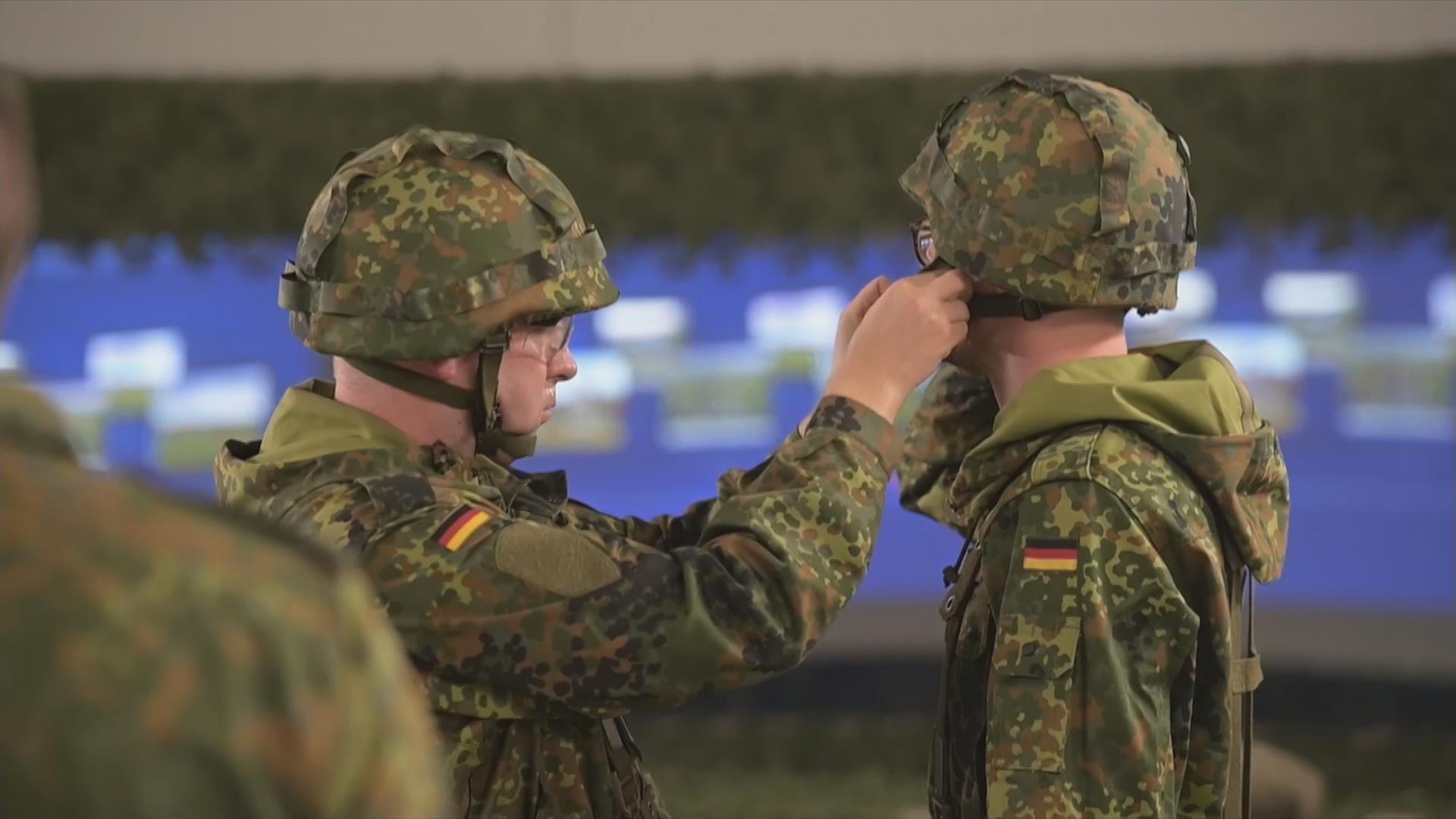 Zwei Männer in Bundeswehruniform