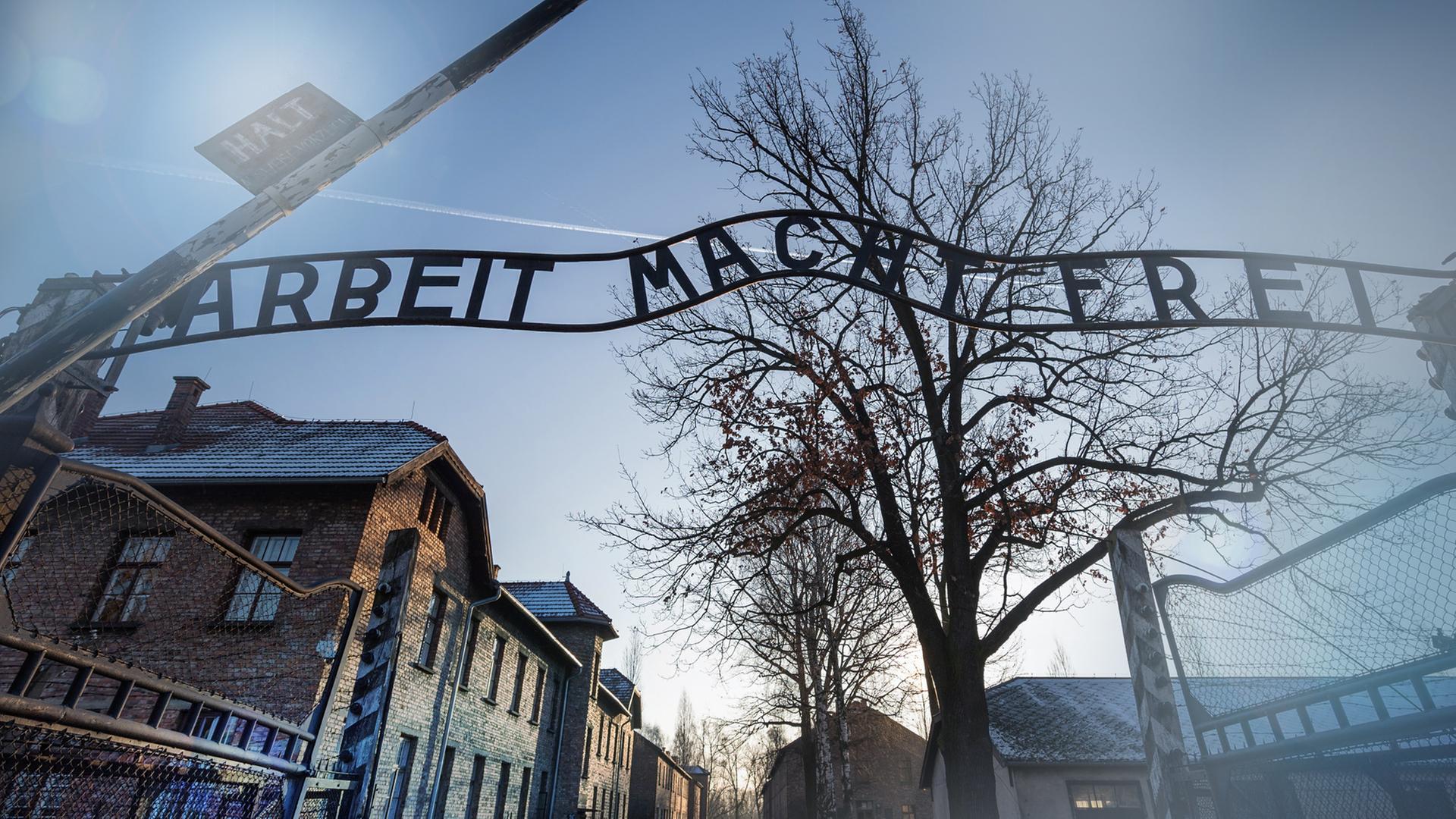 Konzentrationslager Auschwitz - Schriftzug "Arbeit macht frei"