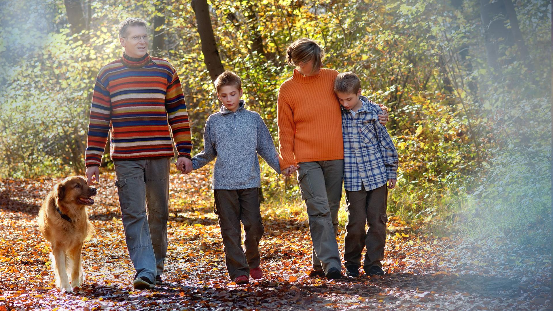 Familie beim Spaziergang
