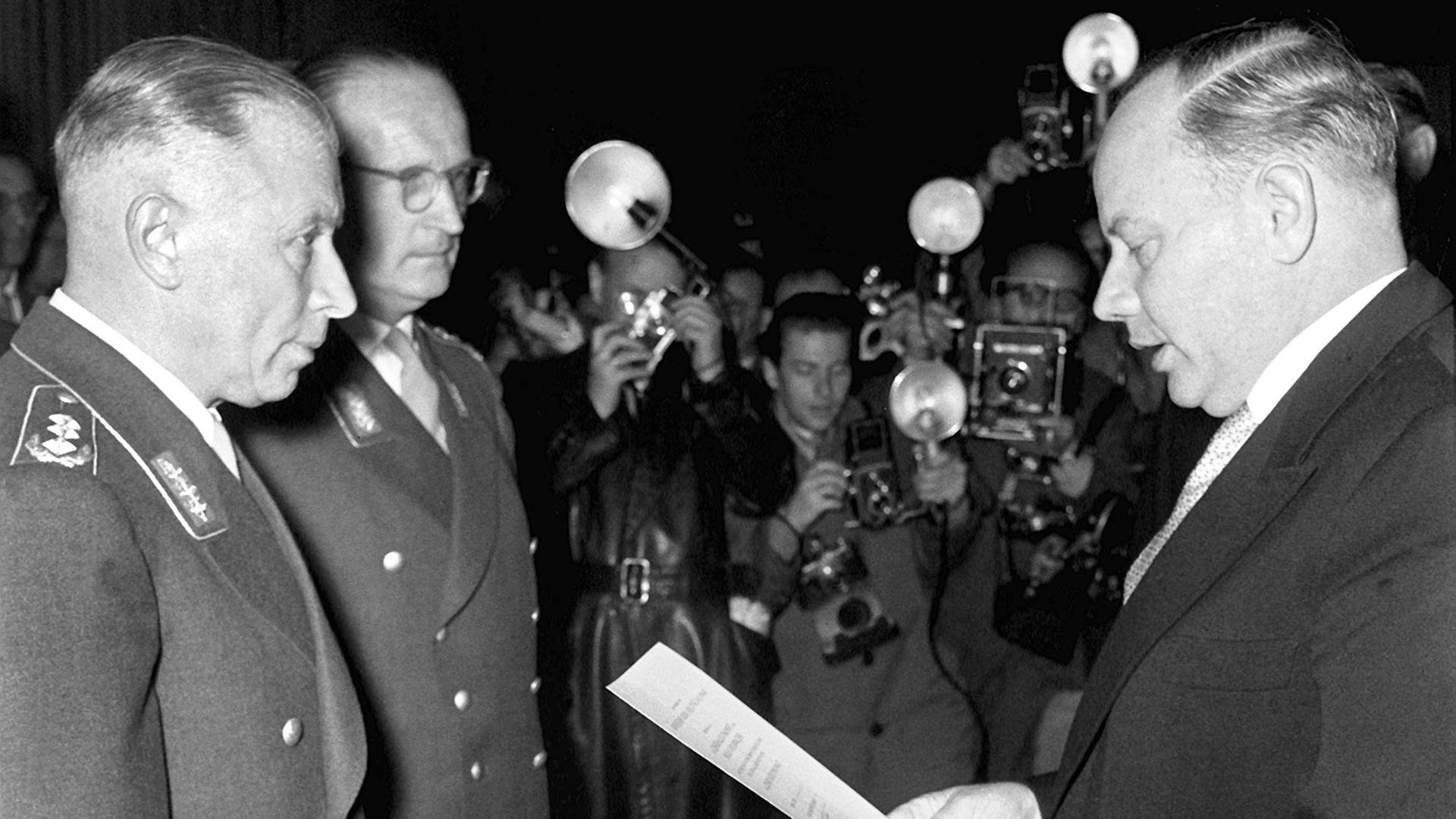 Bundesverteidigungsminister Theodor Blank (r) bei der Überreichung von Ernennungsurkunden am 12.11.1955