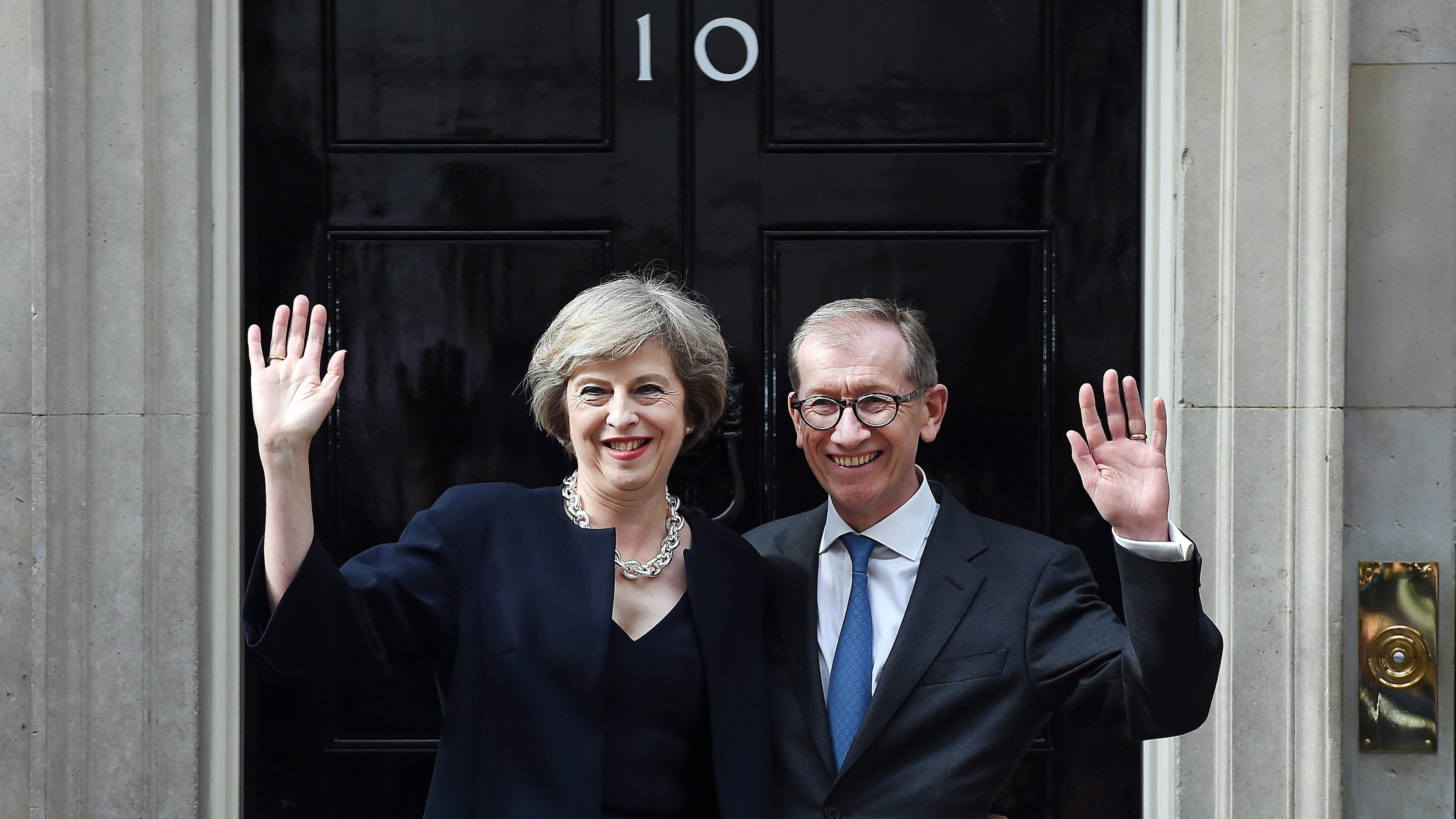 Theresa May und ihr Ehemann Philip stehen winkend bei ihrem Amtsantritt vor Downingstreet no. 10 .
