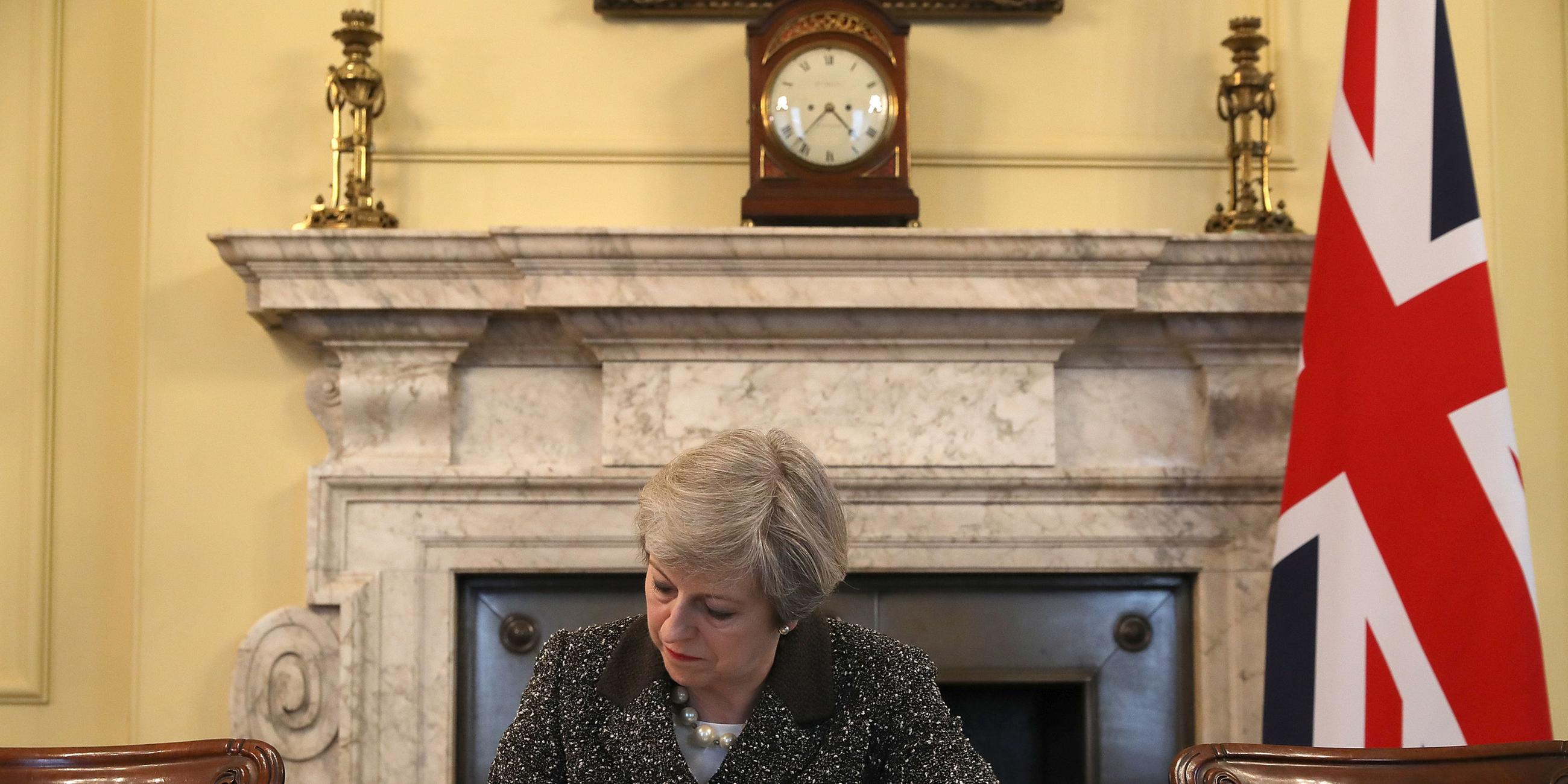 Theresa May unterschreibt die offizielle Erklärung für einen Austritt Großbritanniens aus der Europäischen Union.